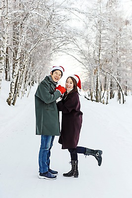 포토 JPG 주간 전신 커플 여자 기념일 남자 행복 장갑 크리스마스 겨울 산타모자 사랑 미소 사람 이벤트 20대 성인 야외 두명 옆모습 30대 청춘 마주보기 설원 손잡기 한국인 눈 몽골 즐거움 성인만 국내포토 자연요소 모자_잡화 잡화 계절 감정 아시아 뷰포인트 컨셉 관계 모션 날씨 눈_날씨 표정 동양인 청년 장년 파일형식
