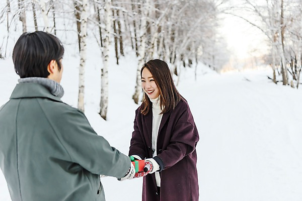 포토 JPG 주간 커플 응시 여자 기념일 남자 행복 크리스마스 겨울 선물 사랑 미소 사람 이벤트 상반신 20대 성인 야외 두명 옆모습 뒷모습 30대 선물상자 청춘 설원 손잡기 기쁨 한국인 눈 몽골 주기 성인만 국내포토 자연요소 시선 계절 감정 아시아 뷰포인트 컨셉 관계 모션 날씨 눈_날씨 표정 동양인 청년 장년 상자 파일형식