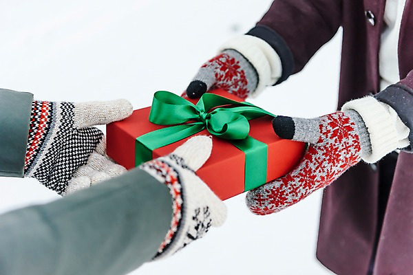 포토 JPG 주간 커플 여자 기념일 남자 행복 크리스마스 겨울 선물 사랑 사람 이벤트 20대 성인 야외 두명 신체부위 30대 선물상자 청춘 설원 한국인 양손 눈 몽골 주기 털장갑 성인만 국내포토 자연요소 손 계절 감정 아시아 장갑 컨셉 관계 모션 날씨 눈_날씨 동양인 청년 장년 상자 파일형식