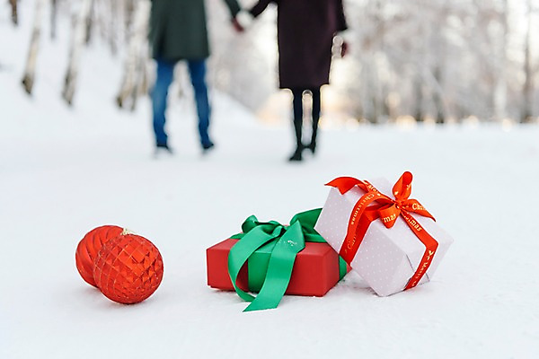 포토 JPG 주간 커플 여자 기념일 남자 행복 크리스마스 겨울 선물 사랑 사람 이벤트 20대 성인 야외 두명 뒷모습 30대 선물상자 청춘 설원 장식볼 한국인 하반신 눈 몽골 성인만 오너먼트 국내포토 자연요소 계절 감정 아시아 뷰포인트 컨셉 크리스마스장식 관계 날씨 눈_날씨 동양인 청년 장식 장년 상자 파일형식