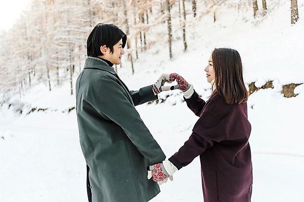 포토 JPG 주간 커플 응시 계절 여자 남자 행복 겨울 사랑 미소 사람 상반신 20대 청년 성인 야외 두명 옆모습 30대 청춘 마주보기 설원 손잡기 한국인 몽골 손하트 성인만 국내포토 자연요소 시선 감정 아시아 뷰포인트 컨셉 관계 모션 눈_날씨 표정 동양인 손짓 장년 파일형식