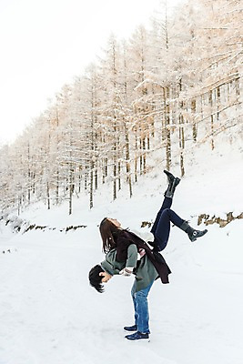 포토 JPG 주간 전신 커플 계절 여자 남자 행복 겨울 사랑 사람 20대 청년 성인 야외 두명 옆모습 30대 청춘 설원 한국인 흰색 눈 몽골 즐거움 업기 업어주기 성인만 국내포토 자연요소 감정 아시아 뷰포인트 컬러 컨셉 관계 모션 날씨 눈_날씨 동양인 장년 파일형식