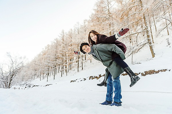 포토 JPG 주간 전신 커플 계절 여자 남자 행복 겨울 팔벌리기 사랑 사람 20대 청년 성인 야외 두명 옆모습 30대 청춘 설원 한국인 눈 몽골 즐거움 업기 업어주기 성인만 국내포토 자연요소 감정 아시아 뷰포인트 컨셉 관계 모션 날씨 눈_날씨 동양인 장년 파일형식