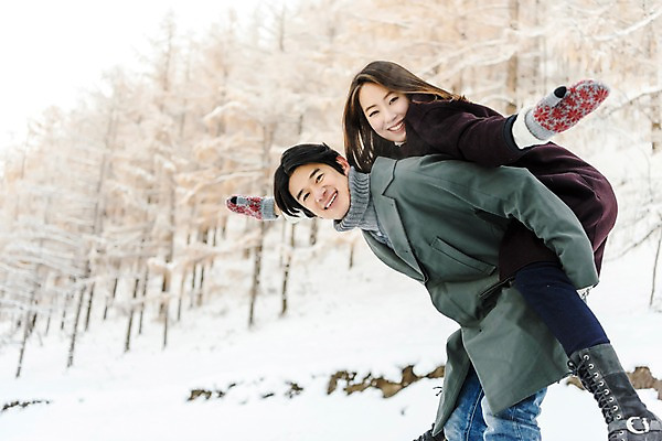 포토 JPG 주간 커플 계절 여자 남자 행복 겨울 팔벌리기 사랑 미소 사람 상반신 20대 청년 성인 야외 두명 옆모습 30대 청춘 설원 한국인 흰색 몽골 즐거움 업기 업어주기 성인만 국내포토 자연요소 감정 아시아 뷰포인트 컬러 컨셉 관계 모션 눈_날씨 표정 동양인 장년 파일형식