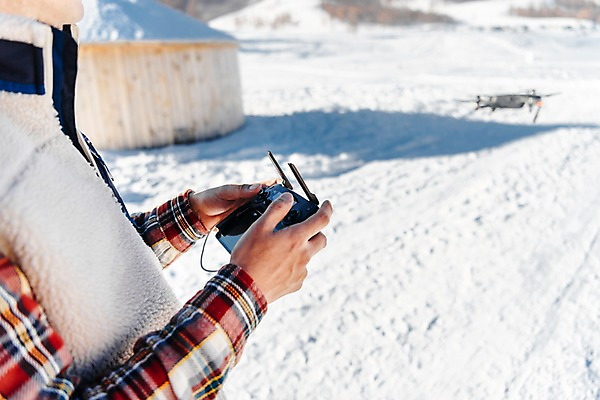 포토 JPG 주간 남자 행복 겨울 사랑 한명 사람 상반신 성인 야외 옆모습 신체부위 30대 설원 기계 운전 한국인 양손 몽골 드론 조종장치 성인남자한명만 국내포토 자연요소 1 손 계절 감정 아시아 뷰포인트 모션 눈_날씨 동양인 장년 장비 남자한명만 성인남자만 파일형식