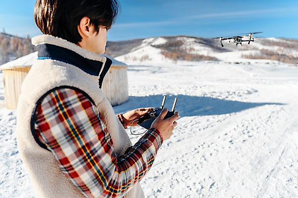 포토 JPG 주간 응시 계절 남자 행복 겨울 사랑 한명 사람 상반신 성인 야외 옆모습 30대 설원 기계 운전 한국인 몽골 드론 조종장치 성인남자한명만 국내포토 자연요소 1 시선 감정 아시아 뷰포인트 모션 눈_날씨 동양인 장년 장비 남자한명만 성인남자만 파일형식