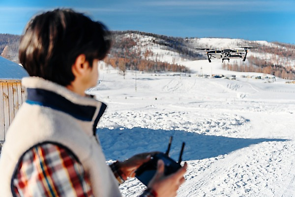 포토 JPG 주간 응시 계절 남자 행복 겨울 사랑 한명 사람 상반신 성인 야외 옆모습 30대 설원 운전 한국인 비행 몽골 드론 조종장치 성인남자한명만 국내포토 자연요소 1 시선 감정 아시아 뷰포인트 모션 눈_날씨 동양인 장년 장비 남자한명만 성인남자만 파일형식