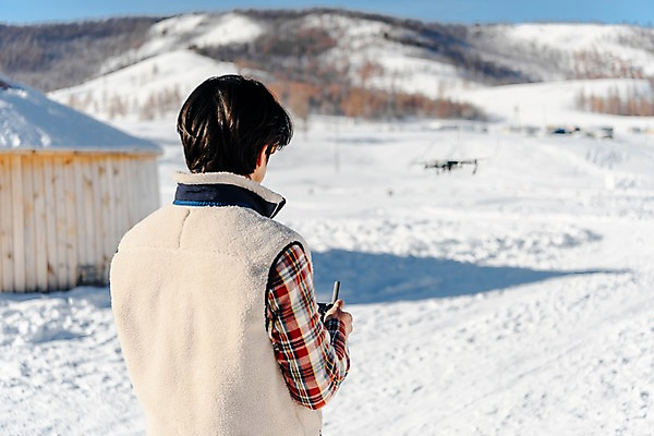 포토 JPG 주간 계절 남자 행복 겨울 사랑 한명 사람 상반신 성인 야외 뒷모습 30대 설원 기계 운전 한국인 비행 몽골 드론 조종장치 성인남자한명만 국내포토 자연요소 1 감정 아시아 뷰포인트 모션 눈_날씨 동양인 장년 장비 남자한명만 성인남자만 파일형식