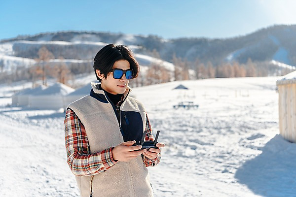 포토 JPG 주간 응시 계절 남자 행복 겨울 사랑 한명 사람 상반신 성인 야외 옆모습 30대 설원 기계 운전 한국인 흰색 눈 몽골 드론 조종장치 성인남자한명만 국내포토 자연요소 1 시선 감정 아시아 뷰포인트 컬러 모션 날씨 눈_날씨 동양인 장년 장비 남자한명만 성인남자만 파일형식