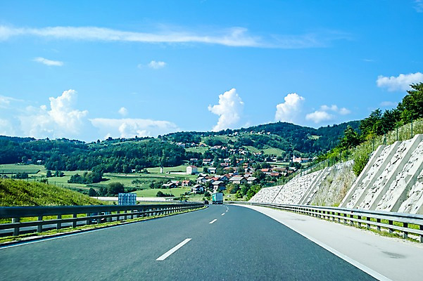 포토 JPG 주간 구름 해외풍경 도로 여행 유럽풍경 하늘 산 풍경 사람없음 야외 크로아티아 자동차여행 국내포토 자연요소 해외 유럽 길 교통시설 파일형식