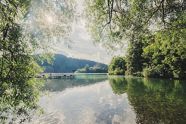 포토 JPG 주간 나무 구름 해외풍경 호수 여행 유럽풍경 하늘 풍경 사람없음 야외 햇빛 크로아티아 플리트비체 국내포토 자연요소 식물 해외 유럽 태양 파일형식