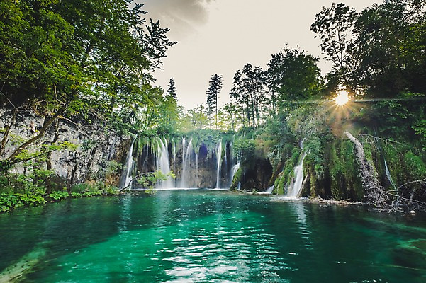 포토 JPG 주간 나무 해외풍경 호수 여행 유럽풍경 풍경 사람없음 야외 햇빛 폭포 크로아티아 플리트비체 국내포토 자연요소 식물 해외 유럽 자연 태양 파일형식