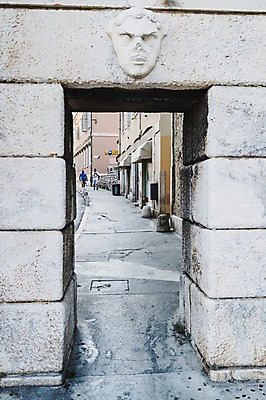 포토 JPG 주간 해외풍경 여행 유럽풍경 유적지 거리 풍경 사람없음 야외 얼굴모양 크로아티아 돌문 올드타운 자다르 국내포토 자연요소 모양 해외 유럽 얼굴 고건축 문 파일형식