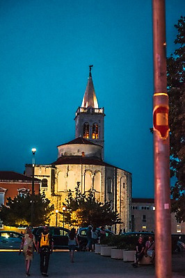 포토 JPG 해외풍경 건축물 여행 고건축 유럽풍경 풍경 여러명 야외 여행객 야간 크로아티아 자다르 국내포토 자연요소 해외 건축 유럽 다수 사람 파일형식