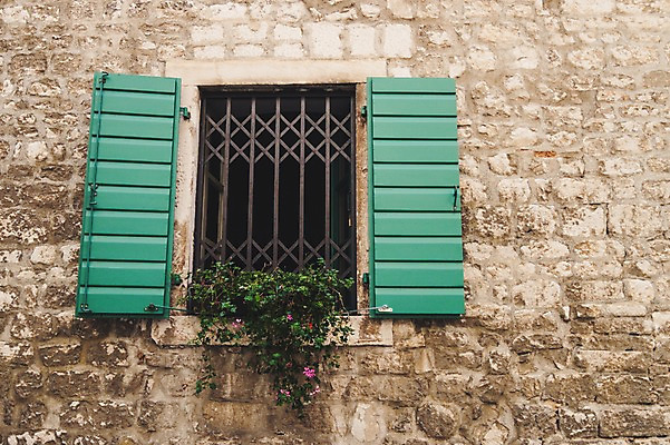 포토 JPG 주간 해외풍경 화분 벽 여행 유럽풍경 창문 풍경 사람없음 야외 크로아티아 올드타운 쉬베니크 국내포토 자연요소 해외 유럽 파일형식