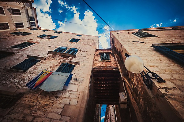 포토 JPG 주간 구름 해외풍경 건축물 로우앵글 여행 유럽풍경 하늘 풍경 사람없음 야외 건물 크로아티아 올드타운 쉬베니크 국내포토 자연요소 해외 건축 유럽 뷰포인트 파일형식