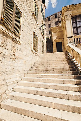 포토 JPG 주간 구름 해외풍경 건축물 여행 고건축 유럽풍경 하늘 풍경 사람없음 야외 계단 크로아티아 올드타운 쉬베니크 국내포토 자연요소 해외 건축 유럽 파일형식