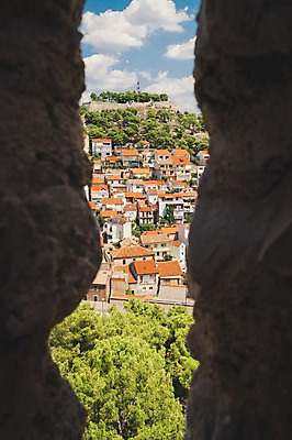 포토 JPG 주간 나무 구름 해외풍경 여행 유럽풍경 하늘 주택 풍경 사람없음 야외 건물 틈 크로아티아 올드타운 쉬베니크 국내포토 자연요소 식물 해외 건축물 유럽 파일형식