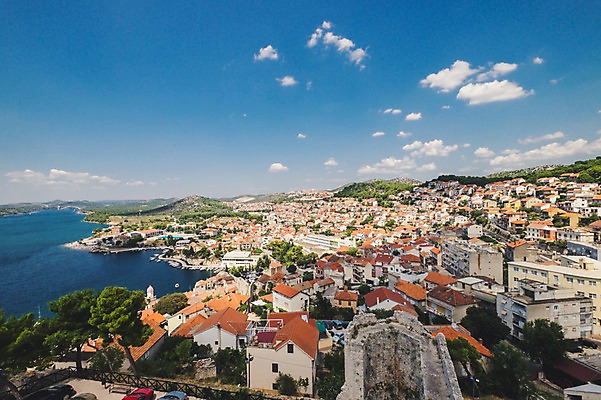 포토 JPG 주간 구름 해외풍경 여행 유럽풍경 하늘 주택 풍경 사람없음 야외 마을 크로아티아 올드타운 쉬베니크 국내포토 자연요소 해외 유럽 건물 파일형식
