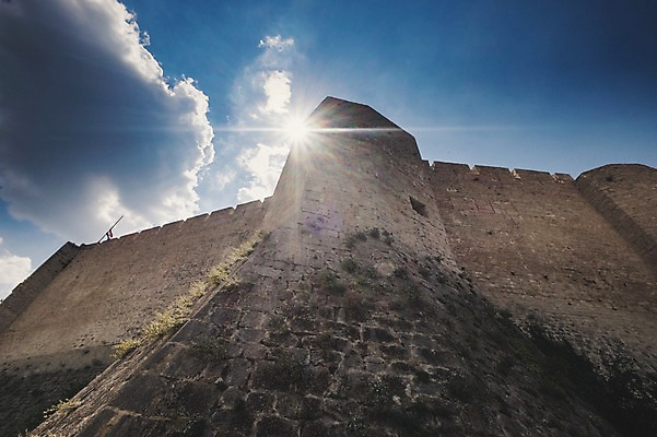 포토 JPG 주간 구름 해외풍경 건축물 여행 고건축 유럽풍경 유적지 하늘 풍경 사람없음 야외 햇빛 크로아티아 올드타운 쉬베니크 국내포토 자연요소 해외 건축 유럽 태양 파일형식