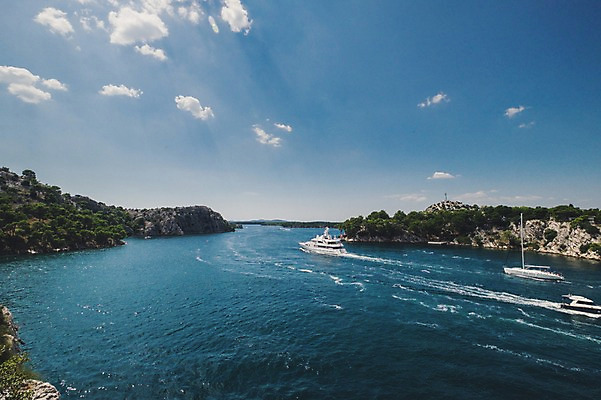 포토 JPG 주간 나무 구름 해외풍경 바다 여행 유럽풍경 하늘 풍경 사람없음 야외 절벽 크로아티아 선박 쉬베니크 국내포토 자연요소 식물 해외 유럽 수상교통 파일형식