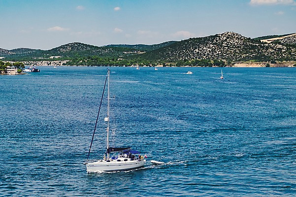 포토 JPG 주간 나무 구름 해외풍경 바다 여행 유럽풍경 하늘 풍경 사람없음 야외 절벽 크로아티아 선박 쉬베니크 국내포토 자연요소 식물 해외 유럽 수상교통 파일형식