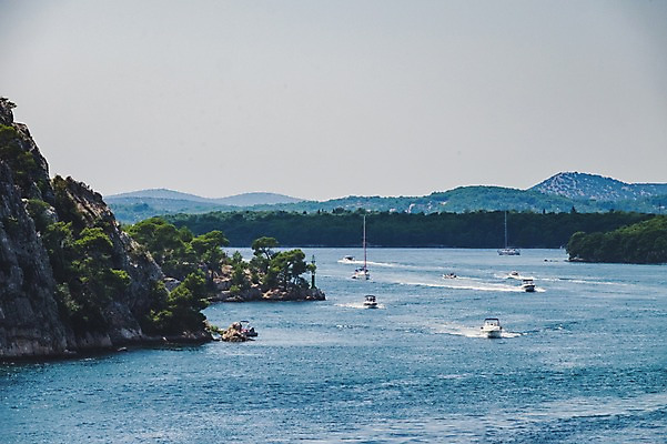 포토 JPG 주간 나무 구름 해외풍경 바다 여행 유럽풍경 하늘 풍경 사람없음 야외 절벽 크로아티아 선박 쉬베니크 국내포토 자연요소 식물 해외 유럽 수상교통 파일형식