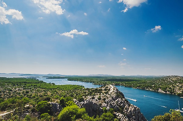 포토 JPG 주간 나무 구름 해외풍경 바다 여행 유럽풍경 하늘 풍경 사람없음 야외 절벽 크로아티아 쉬베니크 국내포토 자연요소 식물 해외 유럽 파일형식