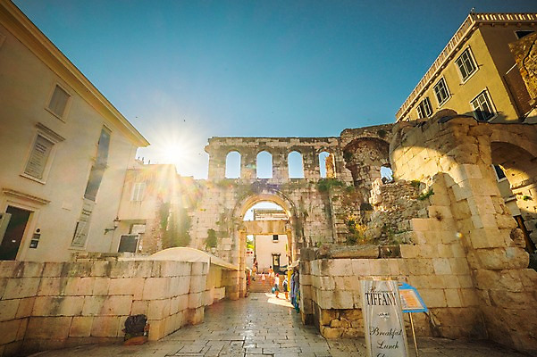 포토 JPG 주간 해외풍경 건축 여행 고건축 유럽풍경 유적지 하늘 거리 풍경 사람없음 야외 햇빛 크로아티아 스플리트 올드타운 국내포토 자연요소 해외 건축물 유럽 태양 파일형식