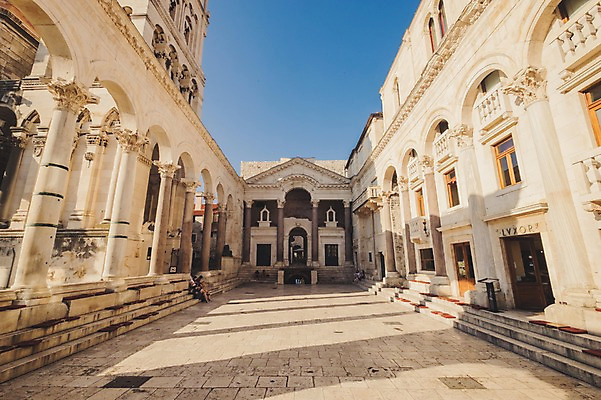 포토 JPG 주간 해외풍경 건축물 여행 고건축 유럽풍경 유적지 하늘 풍경 사람없음 야외 관광지 크로아티아 스플리트 올드타운 국내포토 자연요소 해외 건축 유럽 파일형식