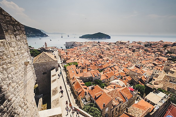 포토 JPG 주간 해외풍경 여행 유럽풍경 유적지 하늘 풍경 여러명 야외 건물 여행객 크로아티아 두브로브니크 올드타운 국내포토 자연요소 해외 건축물 유럽 다수 고건축 사람 파일형식