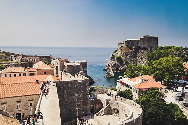 포토 JPG 주간 해외풍경 여행 유럽풍경 유적지 하늘 풍경 여러명 사람없음 야외 건물 여행객 크로아티아 두브로브니크 올드타운 국내포토 자연요소 해외 건축물 유럽 다수 고건축 사람 파일형식