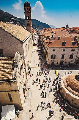 포토 JPG 주간 해외풍경 건축물 여행 고건축 유럽풍경 풍경 여러명 야외 여행객 광장 크로아티아 두브로브니크 국내포토 자연요소 해외 건축 유럽 다수 사람 파일형식