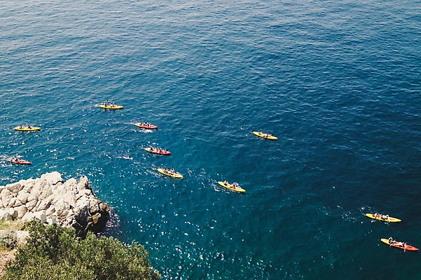 포토 JPG 주간 해외풍경 바다 여행 유럽풍경 풍경 여러명 야외 여행객 휴양지 카약 크로아티아 두브로브니크 국내포토 자연요소 해외 유럽 다수 사람 장소 수상스포츠 파일형식