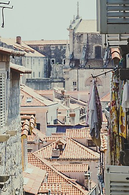 포토 JPG 주간 해외풍경 건축물 여행 유럽풍경 주택 풍경 사람없음 야외 마을 빨래 크로아티아 두브로브니크 국내포토 자연요소 해외 건축 유럽 가사 건물 파일형식