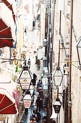 포토 JPG 주간 해외풍경 여행 유럽풍경 풍경 여러명 야외 여행객 상점 골목길 크로아티아 두브로브니크 올드타운 국내포토 자연요소 해외 유럽 길 다수 사람 파일형식