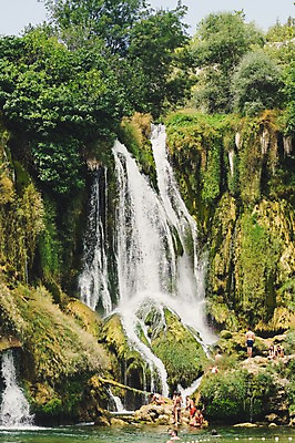 포토 JPG 주간 나무 해외풍경 여행 유럽풍경 풍경 여러명 야외 여행객 절벽 폭포 보스니아 크라비카폭포 국내포토 자연요소 식물 해외 유럽 다수 자연 사람 파일형식