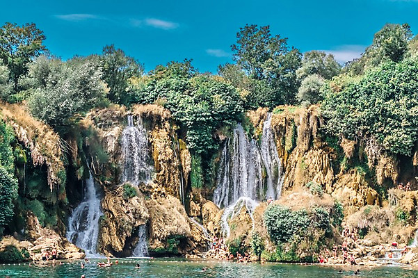 포토 JPG 주간 나무 해외풍경 여행 유럽풍경 국립공원 풍경 사람없음 야외 절벽 폭포 보스니아 크라비카폭포 국내포토 자연요소 식물 해외 공원 유럽 자연 파일형식
