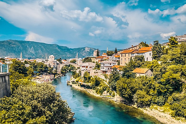 포토 JPG 주간 구름 해외풍경 건축물 여행 고건축 유럽풍경 하늘 산 풍경 사람없음 야외 보스니아 올드타운 가교 모스타르 국내포토 자연요소 해외 건축 유럽 파일형식