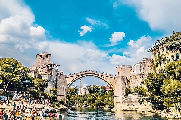 포토 JPG 주간 나무 구름 해외풍경 호수 여행 유럽풍경 하늘 풍경 여러명 야외 여행객 보스니아 올드타운 가교 모스타르 국내포토 자연요소 식물 해외 건축물 유럽 다수 사람 파일형식