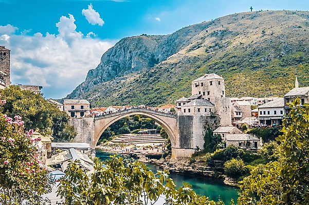 포토 JPG 주간 구름 해외풍경 건축물 여행 고건축 유럽풍경 하늘 산 풍경 사람없음 야외 가교 모스타르 국내포토 자연요소 해외 건축 유럽 보스니아 파일형식