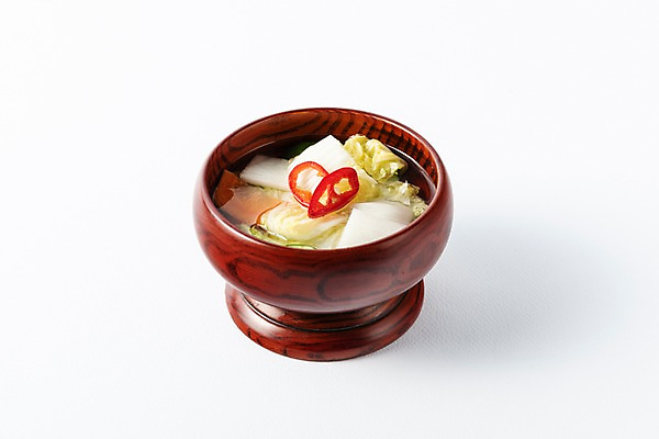 포토 JPG 스튜디오촬영 한국전통 명절 문화 한식 실내 누끼 근접촬영 사람없음 배추 제사 흰배경 제기_제사 발효 노력 제사상 제사음식 명절음식 나박김치 발효음식 정성 조상 국내포토 전통 기념일 음식 뷰포인트 백그라운드 채소 김치 한국 내부 전통음식 흰색 전통의례 제사용품 파일형식