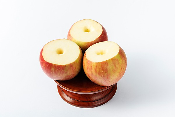 포토 JPG 스튜디오촬영 한국전통 명절 문화 한식 실내 누끼 근접촬영 사람없음 사과 제사 흰배경 제기_제사 노력 제사상 제사음식 명절음식 정성 조상 국내포토 전통 기념일 음식 뷰포인트 백그라운드 과일 한국 내부 전통음식 흰색 전통의례 제사용품 파일형식