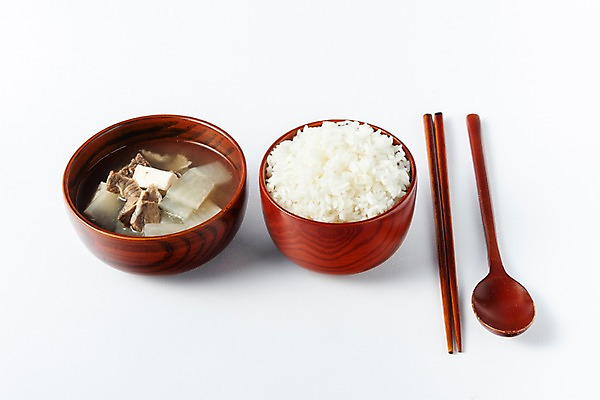 포토 JPG 스튜디오촬영 한국전통 명절 문화 한식 젓가락 밥 실내 누끼 사람없음 숟가락 제사 흰배경 제기_제사 노력 제사상 제사음식 명절음식 소고기국 정성 조상 국내포토 전통 기념일 음식 백그라운드 한국 수저 내부 전통음식 흰색 전통의례 국물 제사용품 파일형식