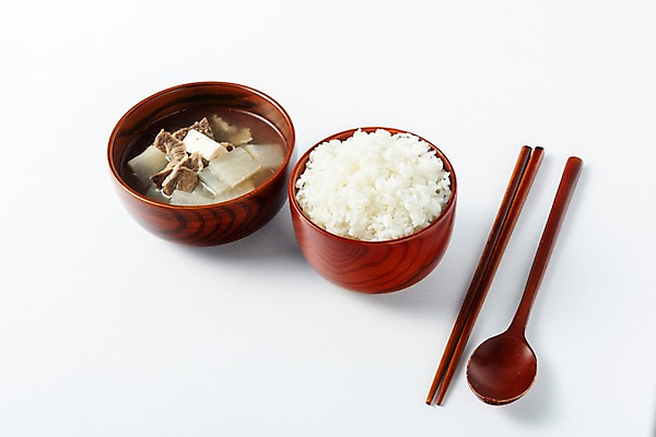 포토 JPG 스튜디오촬영 한국전통 명절 문화 한식 젓가락 밥 실내 누끼 사람없음 숟가락 제사 흰배경 국 제기_제사 노력 제사상 제사음식 명절음식 소고기국 정성 조상 국내포토 전통 기념일 음식 백그라운드 한국 수저 내부 전통음식 흰색 전통의례 국물 제사용품 파일형식