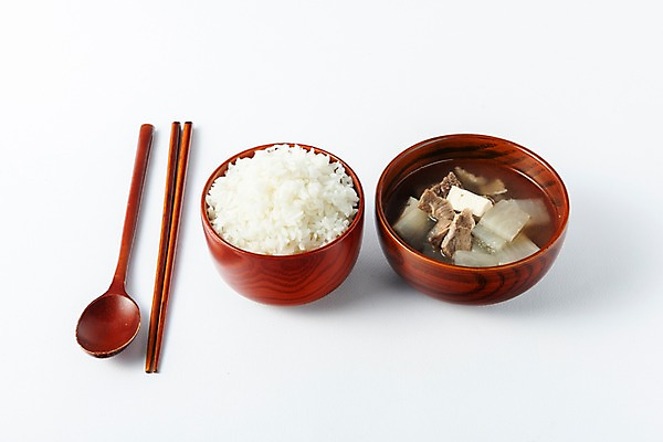 포토 JPG 스튜디오촬영 한국전통 명절 문화 한식 젓가락 밥 실내 누끼 사람없음 숟가락 제사 흰배경 제기_제사 노력 제사상 제사음식 명절음식 소고기국 정성 조상 국내포토 전통 기념일 음식 백그라운드 한국 수저 내부 전통음식 흰색 전통의례 국물 제사용품 파일형식