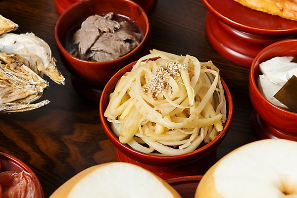 포토 JPG 스튜디오촬영 한국전통 명절 음식 실내 근접촬영 사람없음 제사 나물 제기_제사 제사상 제사음식 명절음식 교자상 도라지 정성 국내포토 전통 기념일 뷰포인트 채소 탁자 한국 내부 전통음식 전통의례 제사용품 파일형식