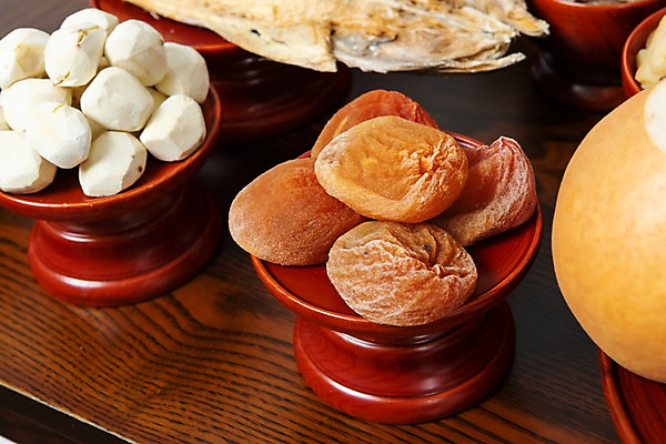 포토 JPG 스튜디오촬영 한국전통 명절 음식 실내 근접촬영 사람없음 밤 제사 제기_제사 제사상 제사음식 명절음식 곶감 교자상 정성 국내포토 전통 기념일 뷰포인트 탁자 한국 감 내부 전통음식 견과류 전통의례 건과일 제사용품 파일형식