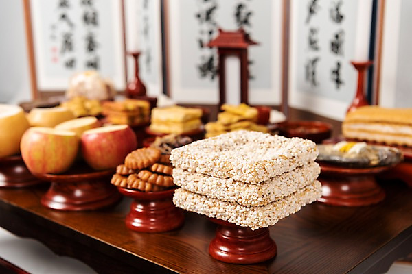 포토 JPG 스튜디오촬영 한국전통 명절 음식 과일 떡 실내 사람없음 추석 제사 제기_제사 병풍 제사상 제사음식 명절음식 약과 교자상 산자 정성 국내포토 전통 기념일 탁자 한국 내부 전통음식 전통의례 제사용품 파일형식