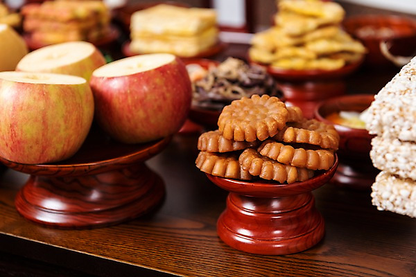 포토 JPG 스튜디오촬영 한국전통 명절 음식 실내 근접촬영 사람없음 추석 사과 제사 제기_제사 제사상 제사음식 명절음식 약과 교자상 정성 국내포토 전통 기념일 뷰포인트 과일 탁자 한국 내부 전통음식 전통의례 제사용품 파일형식